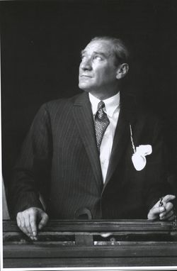 “Büyük ölülere matem gerekmez, fikirlerine bağlılık gerekir.”
Mustafa Kemal Atatürk

#10Kasım