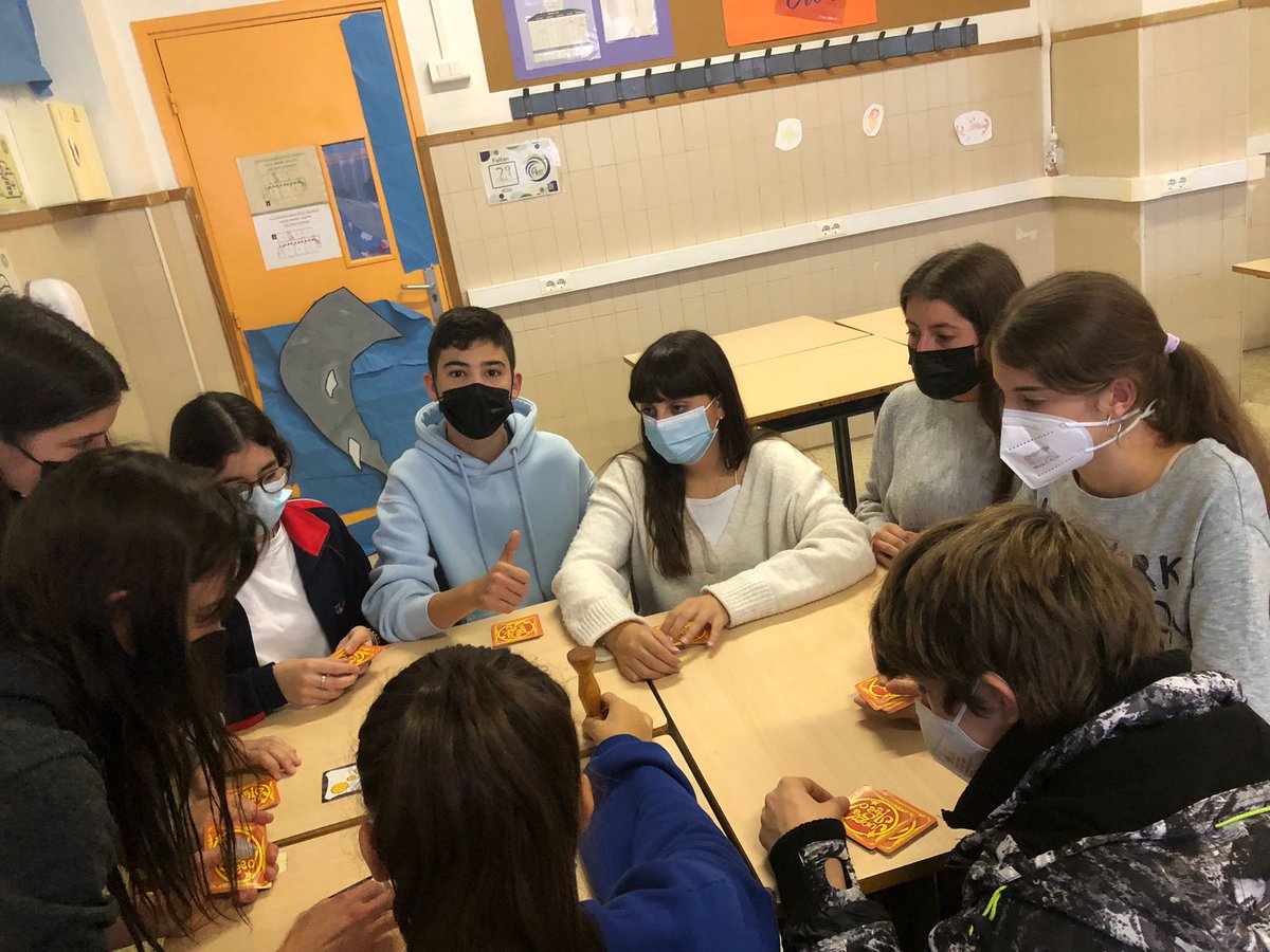 AssumpcioBDN's tweet photo. Jocs de taula a l'ESO per a passar una gran tarda solidària!
🎲🀄🃏♥️
#SomosJesuitinas
#JesuitinasCAMBIA
#SomCreatius https://t.co/aLFBk3GCa7