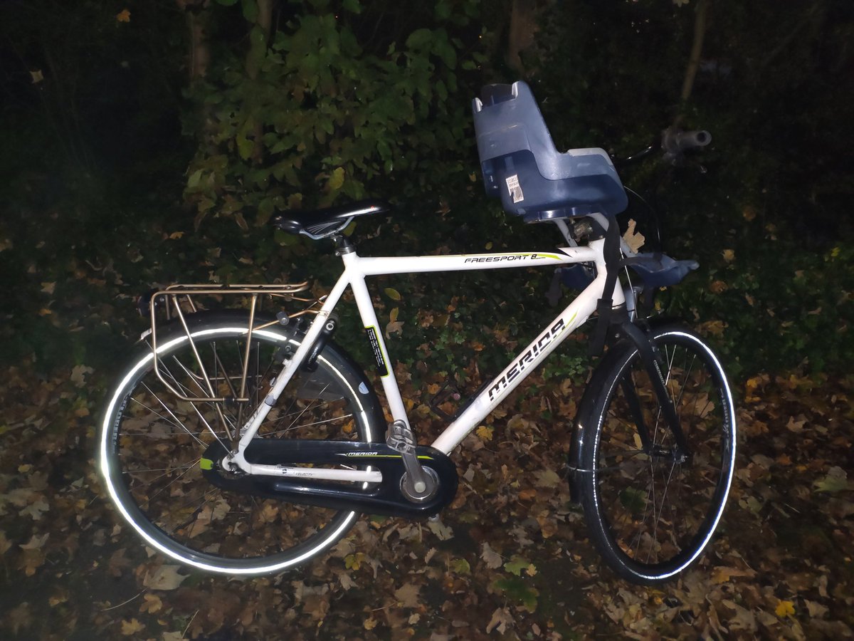 kaasworstplank's tweet photo. @peterstam hoi Peter deze fiets staat sinds vanmiddag bij de bosjes in de groen van prinstererstraat, misschien is iemand hem kwijt https://t.co/PjCExyydsL