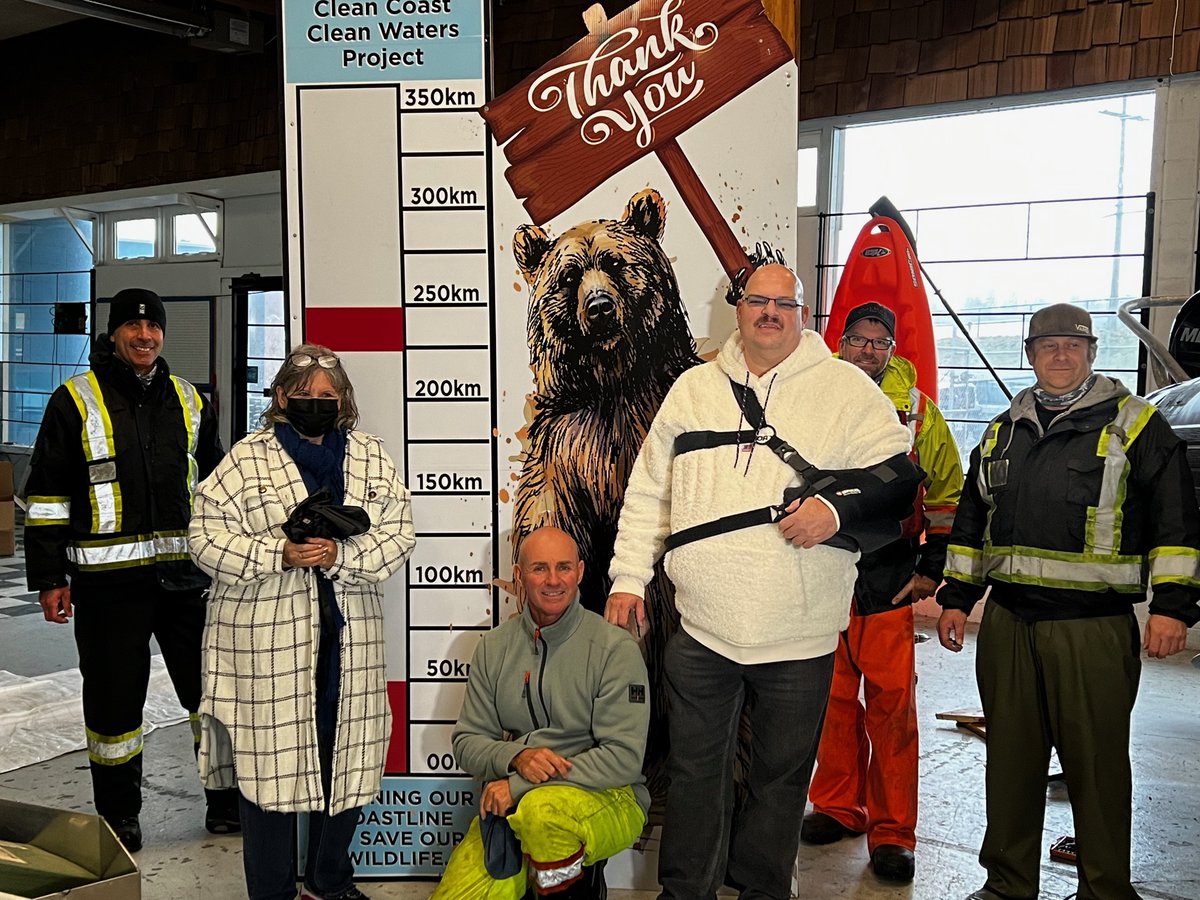 CRAT_Operators's tweet image. North Island MLA @mbabchuk_mla visited with tour operators yesterday, to take an up close look at the garbage that is being scraped from North Island shorelines. 250km = 20 tonne to date #beachcleanup #touroperators #CCCW