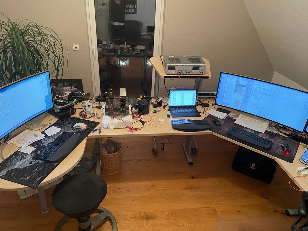 DrMickeyLauer's tweet photo. #dev Spätschicht im Labor. Auch nach 40 Jahren fasziniert mich die Computertechnik noch immer. Anders könnte ich auch nicht (so viel) arbeiten. Wichtig dabei: Gute Werkzeuge! #linux #macOS #lg #aeron #sculpt #raspberrypi #obdlink #thinkpad #ipsxp #waveshare etc. https://t.co/NBwUV9wUya