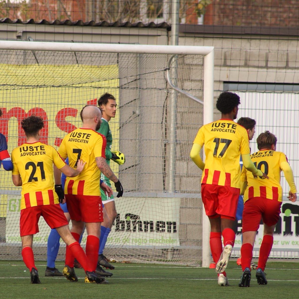 FCZemst's tweet photo. Fotoreportage van Zondag 💪💛❤️ 7-0 overwinning &amp; eerste plaats ⚽️🔥 https://t.co/1RhHmhZJ4H