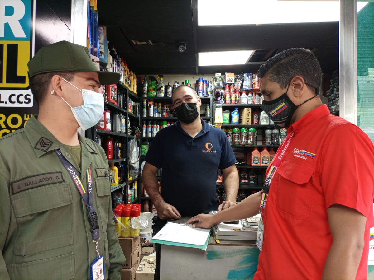 SENIAT_Oficial's tweet photo. Hoy #9Nov Contribuyentes de las distintas parroquias del municipio Libertador recibieron la visita de fiscales del @seniat_stil, durante operativo de control de ingresos, fiscal de punto, levantamiento de información y orientación tributaria.  
#SeniatPotenciaLaEconomía https://t.co/ZJtIVmeX1J