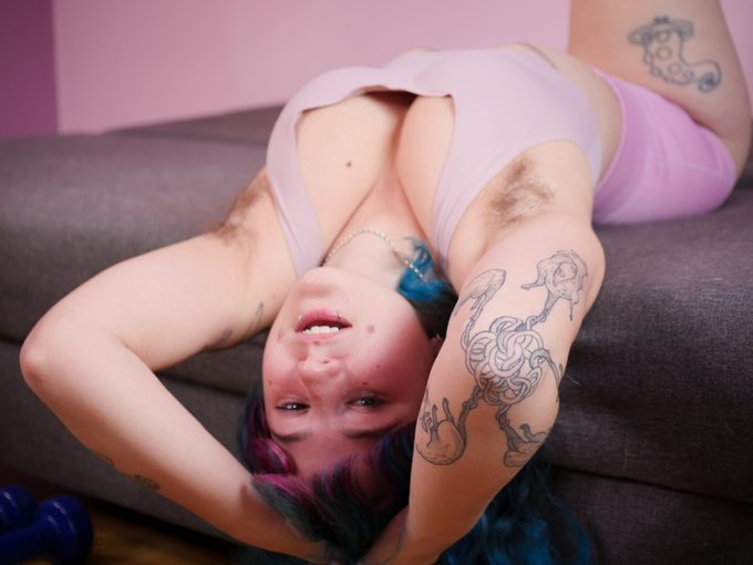 Do you come sweat with me? 💦  Tu viens suer avec moi ? 💦 https://t.co/7Zes6a5ovL