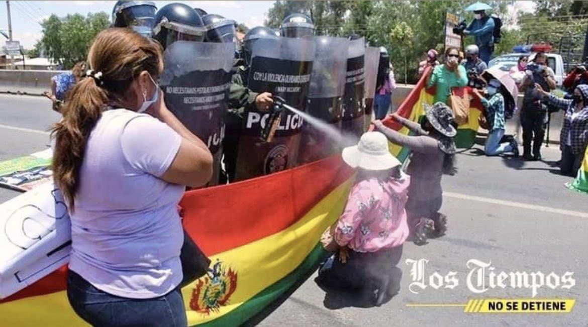 NatalySQ's tweet photo. Esto es lo que está pasando en #Bolivia 
Los policías cometiendo #abusos contra el pueblo que lo único que quiere es vivir en #democracia https://t.co/KxEetYm48g
