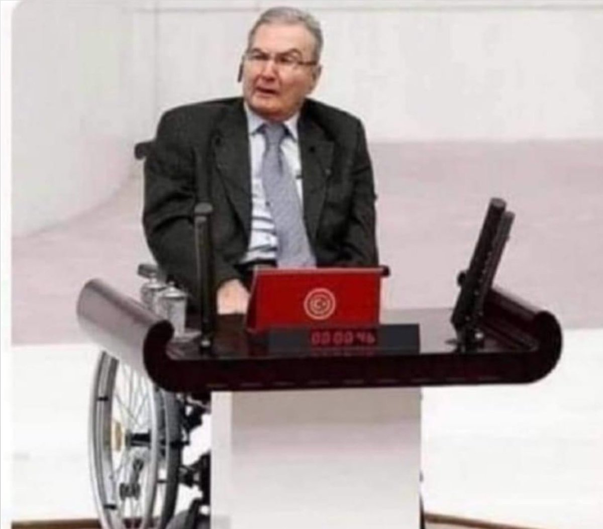 Bu da bizim Stephan Hawking'imiz, bizi kara deliğe soktu AQ...