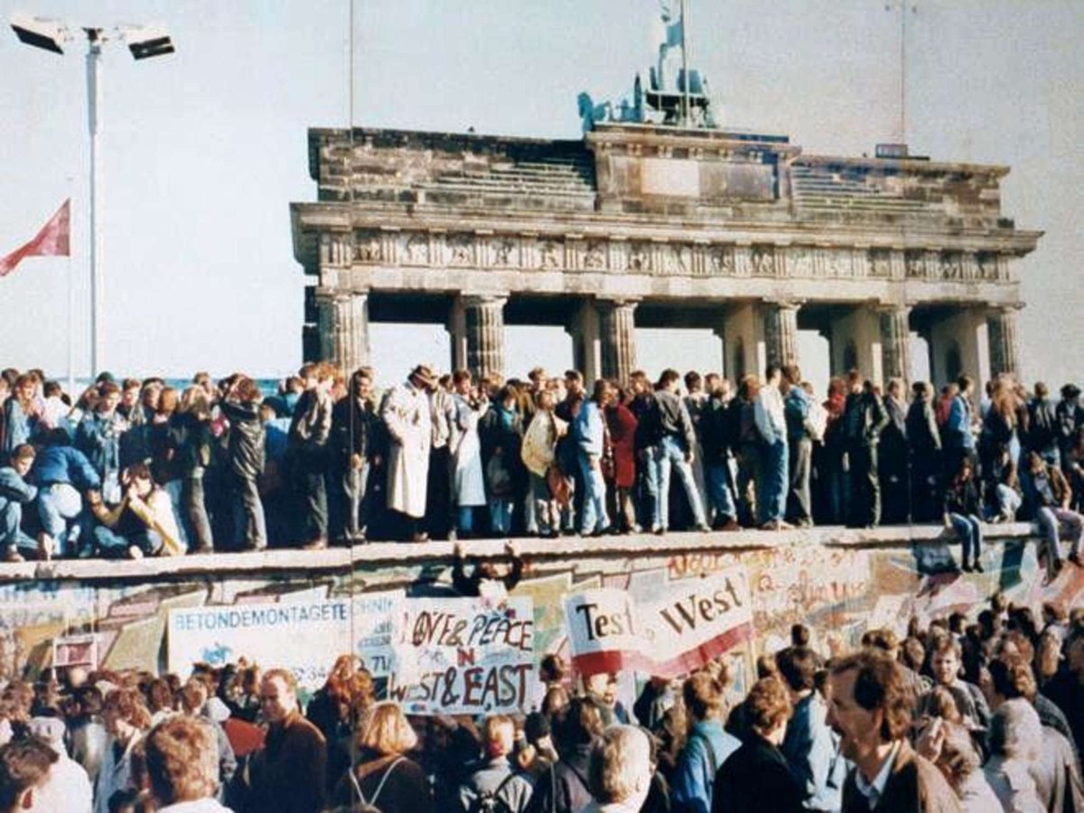 SpeakerMcCarthy's tweet image. 32 years ago the Berlin Wall crumbled as democracy triumphed over communism.

It remains a sobering, potent reminder that freedom can never be taken for granted.