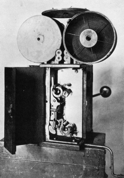RealPreCinema's tweet photo. Photographs were taken with the #Mutograph (below), one of the earliest #motionpicture cameras. Casler later worked at AMBC & the ‘Mutoscope’ was the No.1 competitor to Edison’s #Kinetoscope. https://t.co/bokpMEmFzJ
