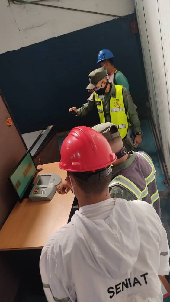 SENIAT_Oficial's tweet photo. Funcionarios de la @AereaMaiquetia ejercen la potestad aduanera y verifican la mercancía para exportar.
#SeniatEsPatria
#SeniatPotenciaLaEconomía https://t.co/0iFWNRJNNG