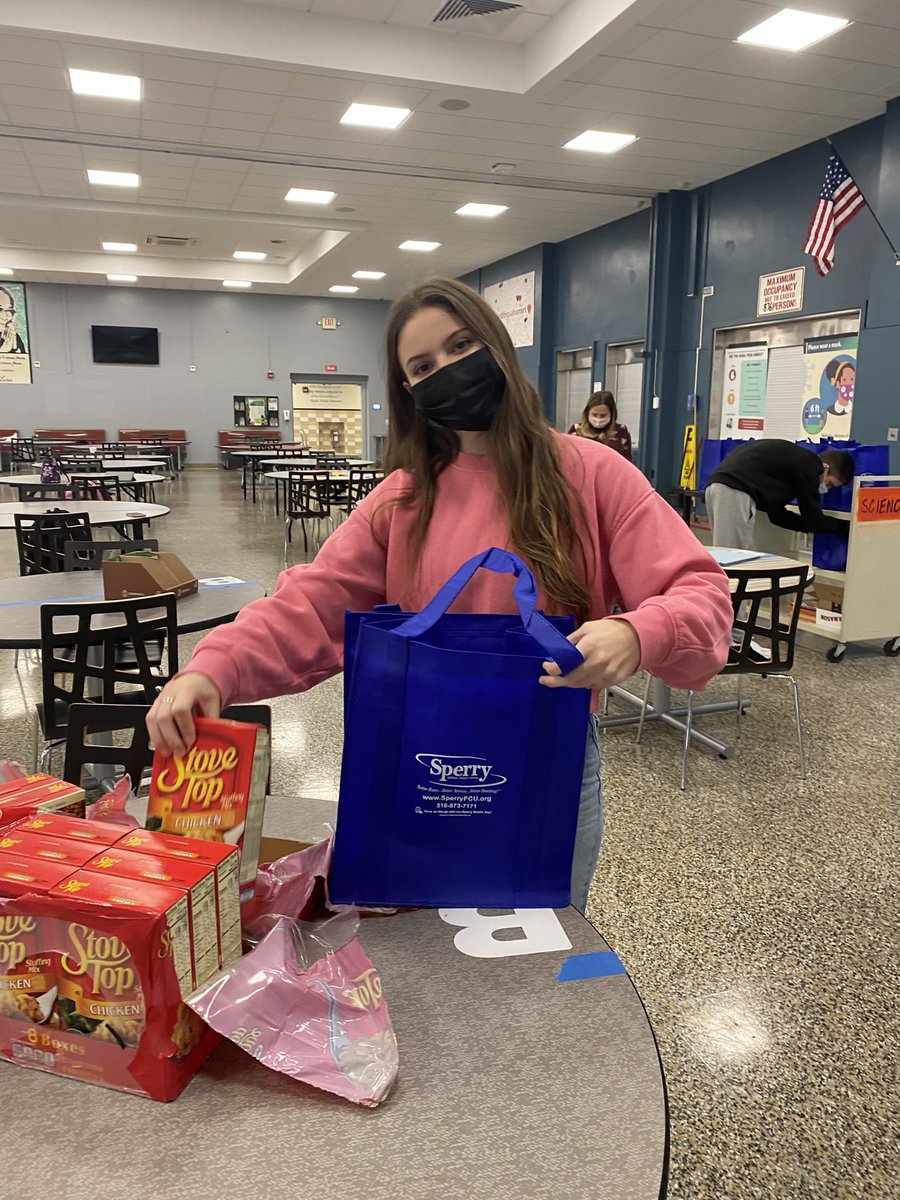 StudentCtr's tweet photo. @mineolahs Volunteers #contributepositively by making Thanksgiving Fixings Bags for @The_INN https://t.co/lr7tEcWsWI