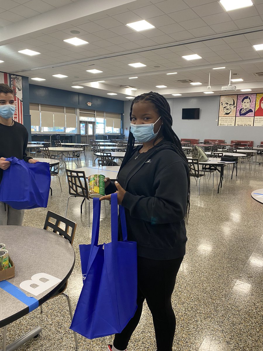 StudentCtr's tweet photo. @mineolahs Volunteers #contributepositively by making Thanksgiving Fixings Bags for @The_INN https://t.co/lr7tEcWsWI