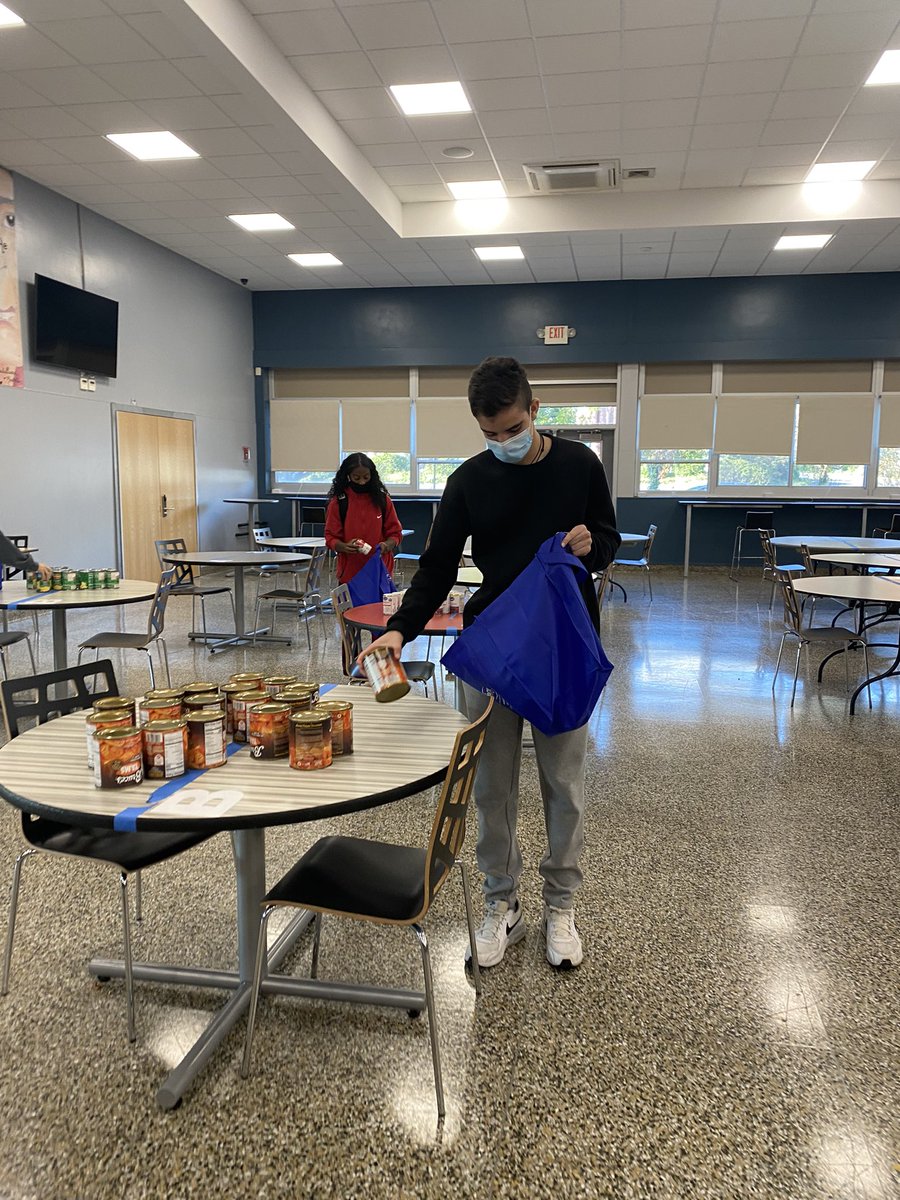 StudentCtr's tweet photo. @mineolahs Volunteers #contributepositively by making Thanksgiving Fixings Bags for @The_INN https://t.co/lr7tEcWsWI