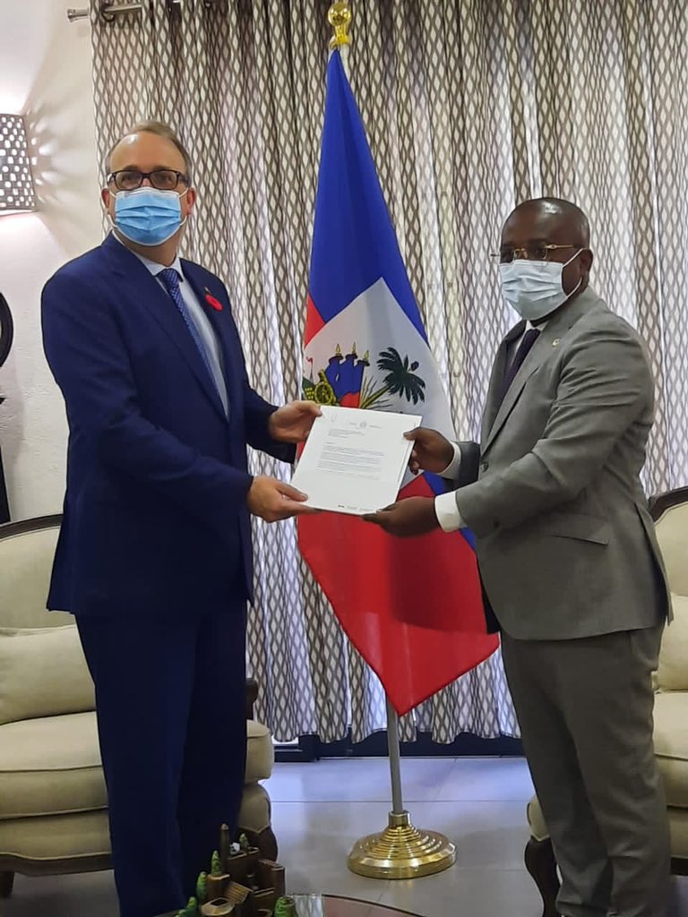 claudejoseph03's tweet photo. J’ai reçu, ce mardi 9 novembre 2021, les Lettres de Cabinet du nouvel Ambassadeur du Canada en Haïti, Monsieur Sébastien CARRIÈRE @diploseb. Je lui ai souhaité la bienvenue et une fructueuse mission en Haïti. https://t.co/Cfp5a20oYk