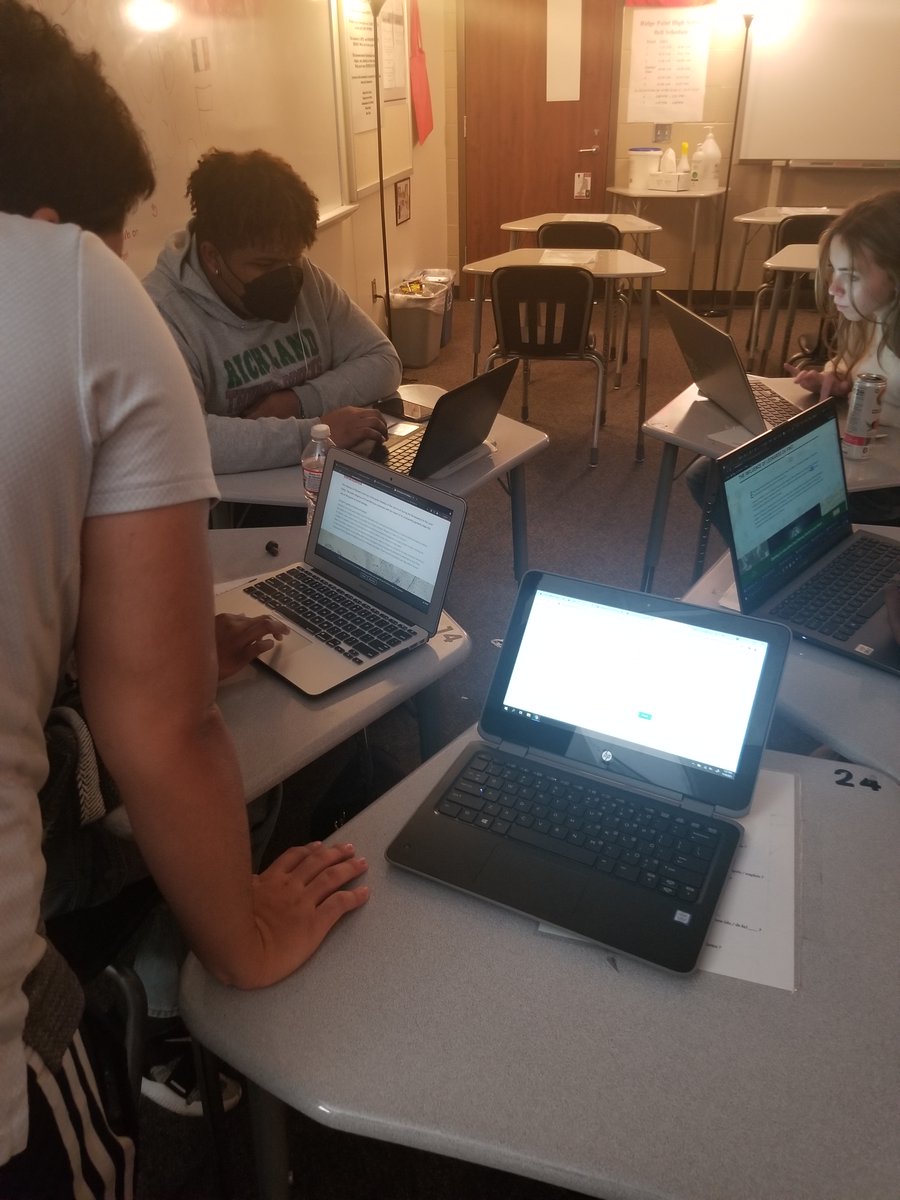 RPHS_French's tweet photo. La classe de français 3 AAC participe dans un jeu d'évasion sur les châteaux!

French 3 AAC participating in a digital castle escape room! https://t.co/dTU6JKIHLQ