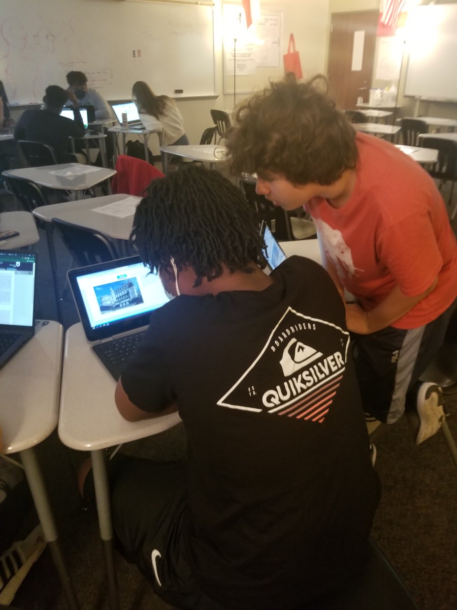 RPHS_French's tweet photo. La classe de français 3 AAC participe dans un jeu d'évasion sur les châteaux!

French 3 AAC participating in a digital castle escape room! https://t.co/dTU6JKIHLQ
