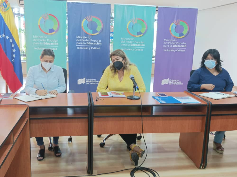 mineducacion_ve's tweet photo. El @MPPEDUCACION junto a la @unicefvenezuela presentaron recursos didácticos en aras de impulsar el 5to vértice "Sociedad y Familia" del Plan Victoria Bicentenaria. @NicolasMaduro @_LaAvanzadora #PuebloDignoYBueno https://t.co/v6DHNGI5vr