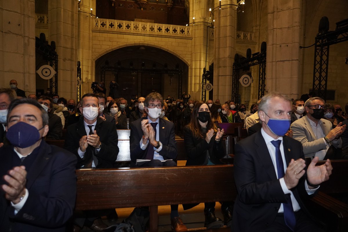 Eusko Legebiltzarreko presidentea ordezkaritza parlamentarioaren buru izan da Humanitate,Arte eta Gizarte Zientzien Eusko Ikaskuntza-Laboral Kutxa Sari-banaketan #premioEILKsaria
Agustin Azkarate historialaria eta Ane Zulaika zinemagilea saritu dituzte
➡️legebiltzarra.eus/portal/eu/web/…