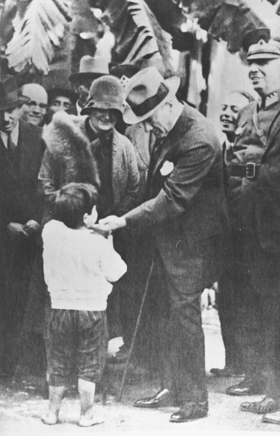 Ulusumuzun kaderini geceden gündüze taşıyan, Cumhuriyetimizin kurucusu, yüzyılın en büyük devrimcisi M. Kemal ATATÜRK'ü saygıyla, özlemle anıyoruz.
1881-193∞