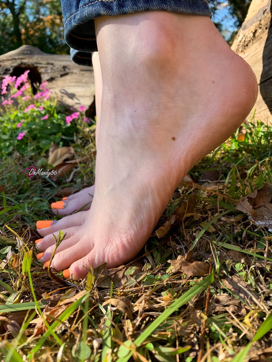 OhMandy56's tweet photo. ☀️👣🌸 #prettyfeet https://t.co/KamZQFJIUZ