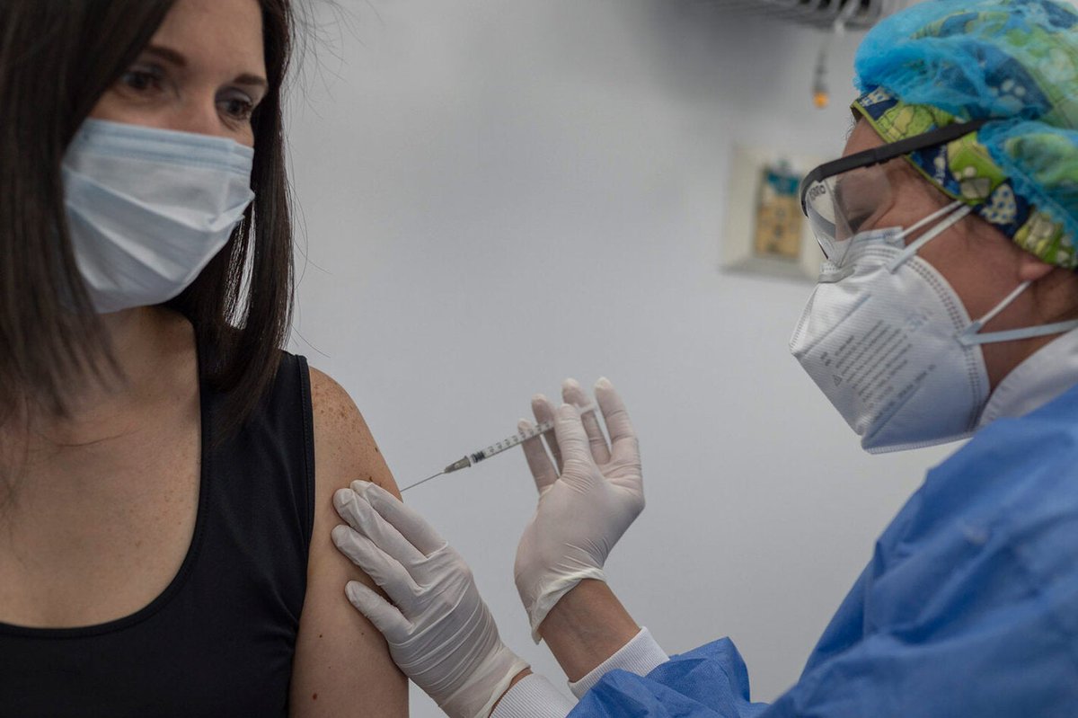 AM_1080's tweet photo. #MUNDO 
🔸 Singapur no pagará tratamiento de covid a pacientes que no quieran vacunarse

🔸 Desde el 8 de diciembre dejarán de cubrir los gastos médicos a las personas que nieguen inocularse contra el covid, excepto por motivos médicos o por edad.

#AM1080 vía El País. https://t.co/iZcS0dovbx