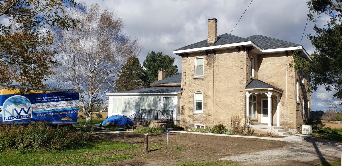 NWRoofing1978's tweet photo. Sporting a #slateroof on the upper section of this classic country home, we were asked to replace the shingles on the extension with #AuthenticRoof synthetic slate to match.
So pleased with the look! Stay tuned for more. πΈ
#StratfordON #WilmotON #OxfordCounty #PerthCounty https://t.co/V0jAlctkhQ