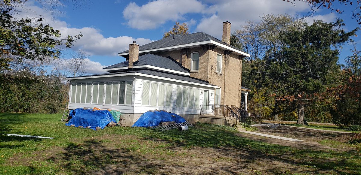 NWRoofing1978's tweet photo. Sporting a #slateroof on the upper section of this classic country home, we were asked to replace the shingles on the extension with #AuthenticRoof synthetic slate to match.
So pleased with the look! Stay tuned for more. πΈ
#StratfordON #WilmotON #OxfordCounty #PerthCounty https://t.co/V0jAlctkhQ