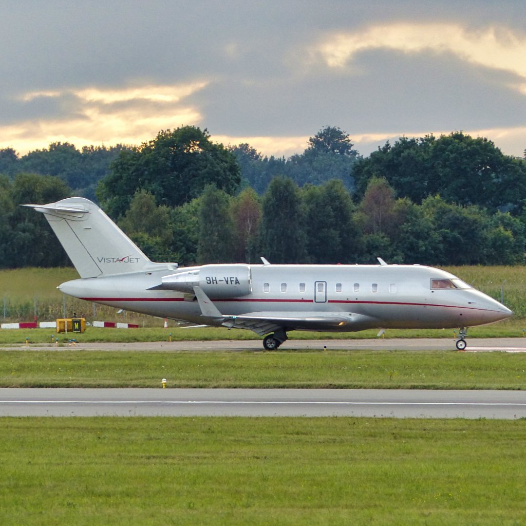 VistaJet Malta Bombardier CL-600-2B16 9H-VFA arriving at Doncaster airport from Split Resnik Airport 19.9.21. This was the first time the aircraft had visited Doncaster.

#vistajetmalta #vistajet #silverwitharedstripe #bombardier #bombardierchallenger