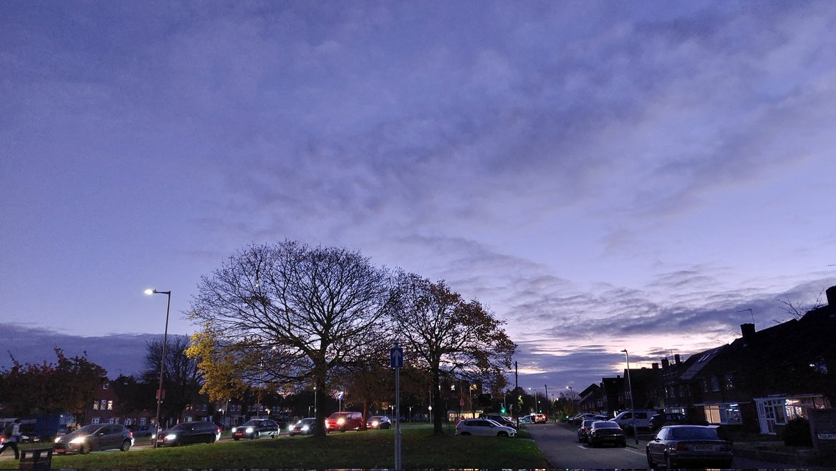 Just1Snap's tweet photo. Wish I'd popped up the shops a few minutes earlier and caught more if the stripey sky.
#Watford #dusk #homecommute https://t.co/EpJvCW2nsS
