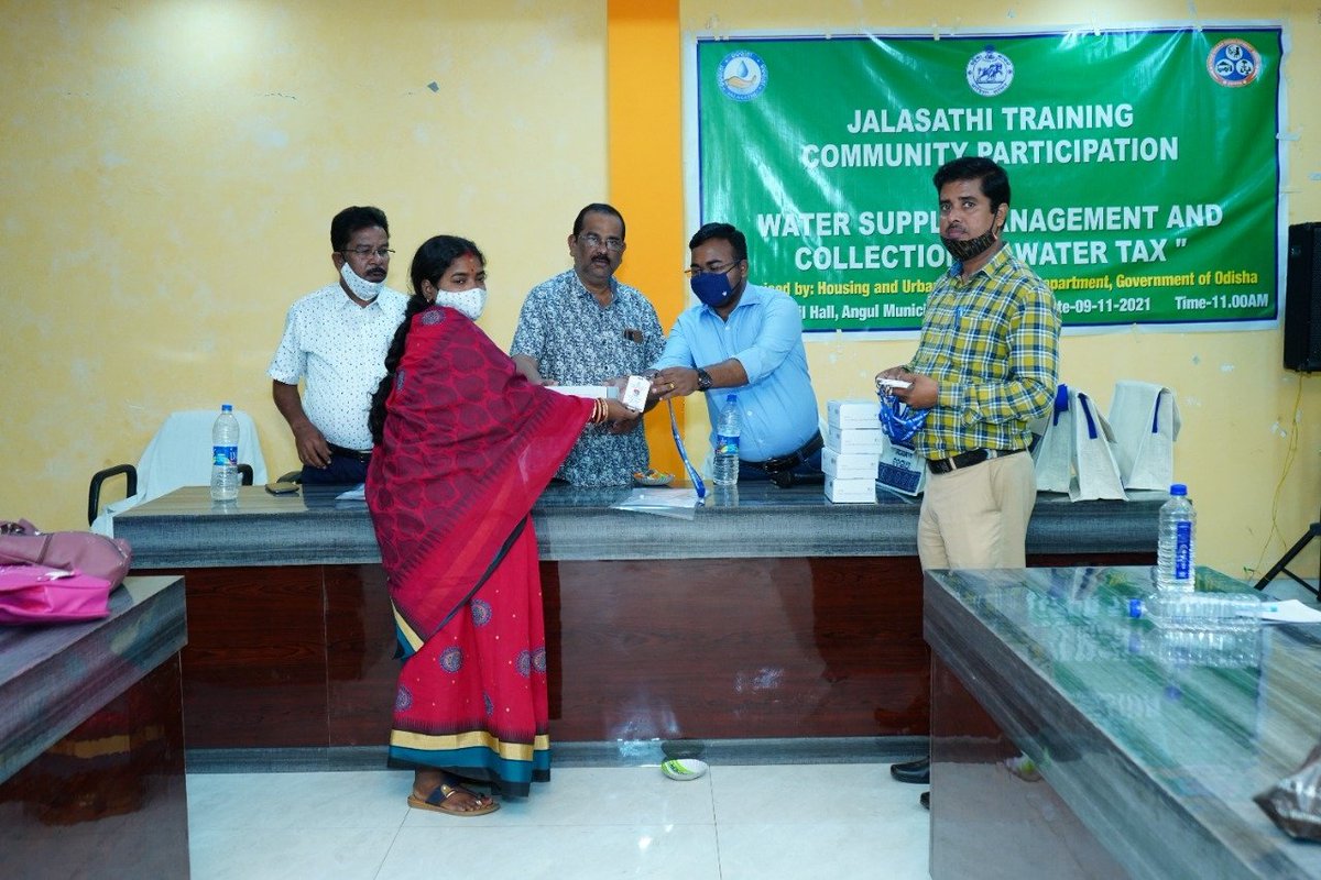 angulmun's tweet photo. Under Hon'ble CM's Vision & 5T, Training & Capacity building programme held at Angul Municipality. Among others Executive Officer, Angul (M) encouraged Jal Sathis present on the eve. @angul_dm
#WaterSupplyManagement
#WaterTax
#AngulMunicipalityForGender
#InclusiveLivelihood https://t.co/hZWy7RUMhj