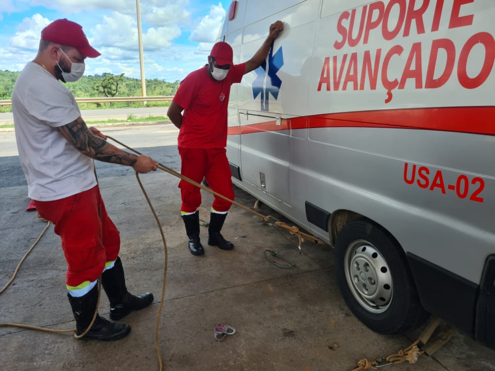 triunfoconcebra's tweet photo. Realizamos hoje, 09/11, com a equipe de socorro médico do SAU-02, em Alexânia/GO, o treinamento de ancoragem e retirada de vítimas de local de difícil acesso. #TreinamentoContinuo #Operacoes https://t.co/Zk0iykDsaI