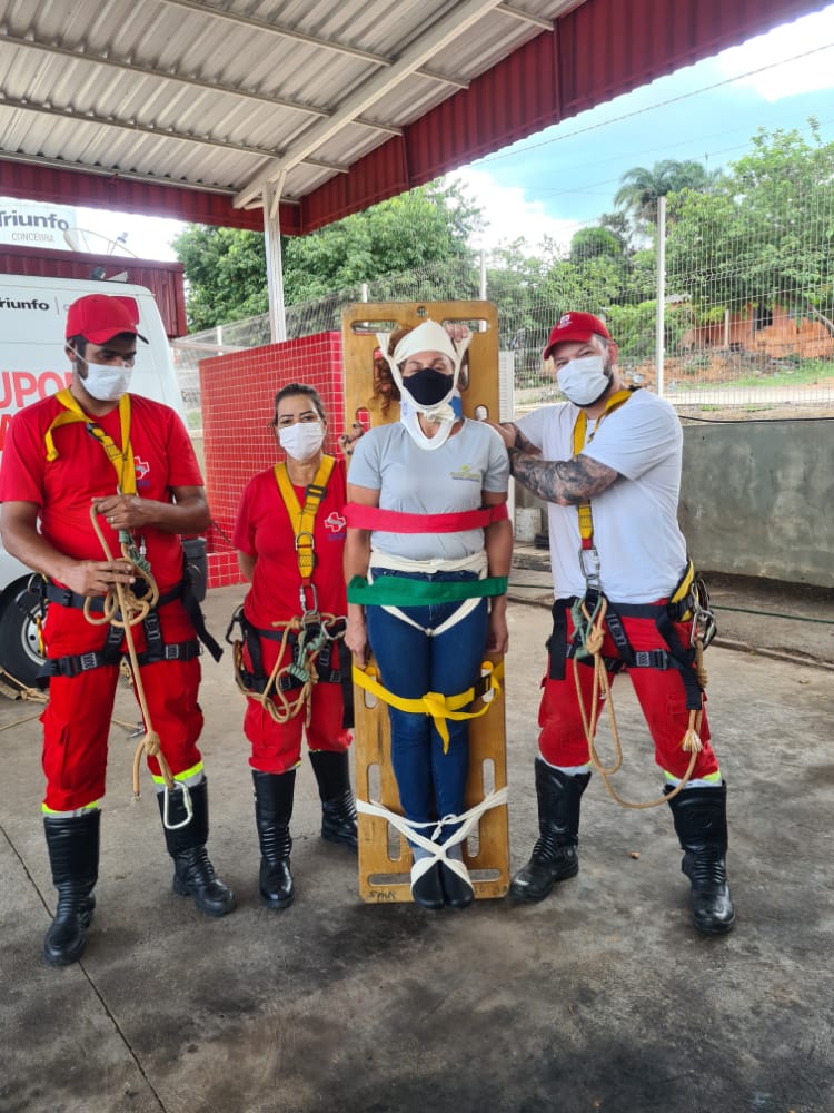 triunfoconcebra's tweet photo. Realizamos hoje, 09/11, com a equipe de socorro médico do SAU-02, em Alexânia/GO, o treinamento de ancoragem e retirada de vítimas de local de difícil acesso. #TreinamentoContinuo #Operacoes https://t.co/Zk0iykDsaI
