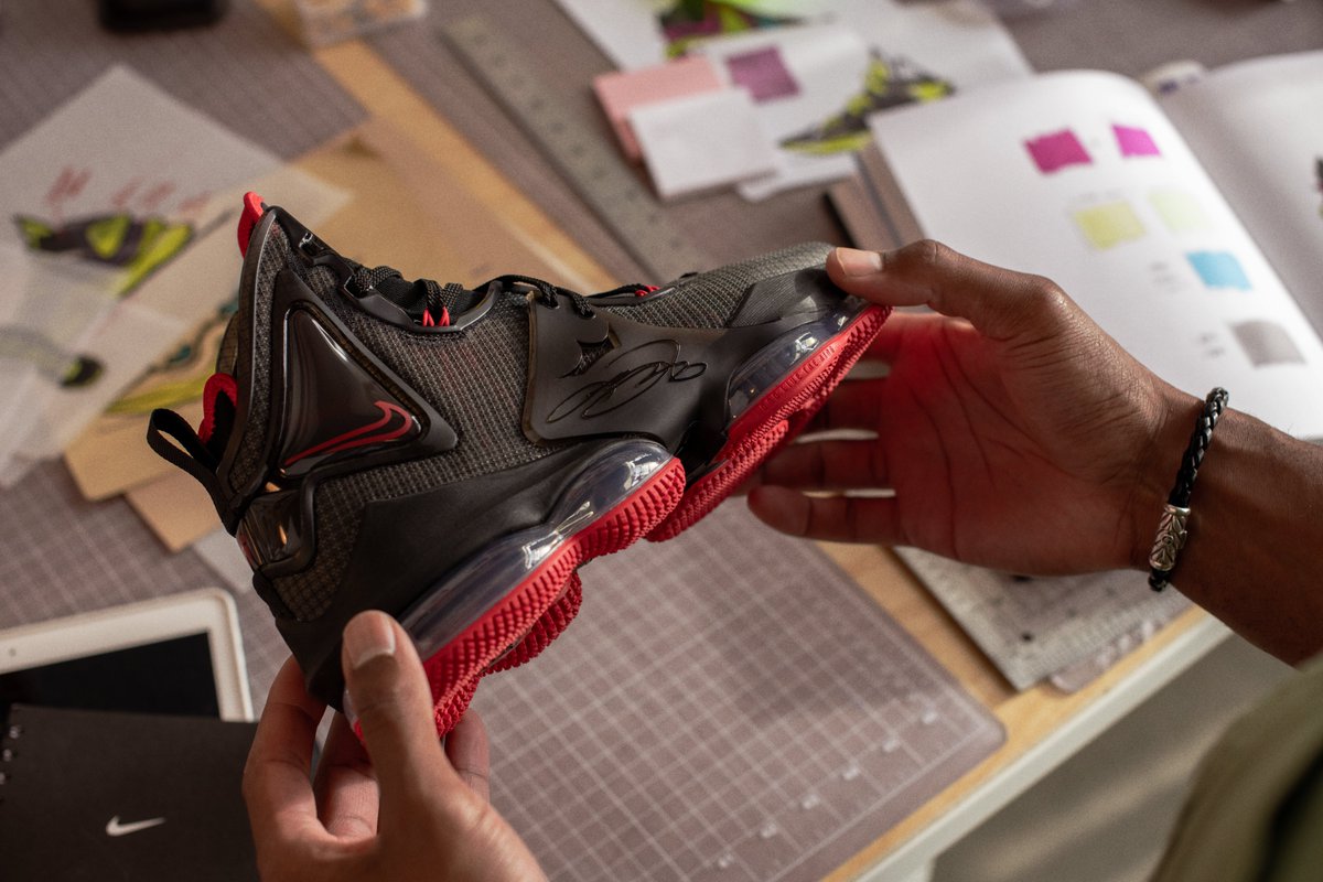nikebasketball's tweet photo. 360 protection at the heel, forefoot, and in the upper provides longevity to your game while the crown-inspired rubber outsoles allow for multidirectional traction. https://t.co/lcFYFGbaNZ