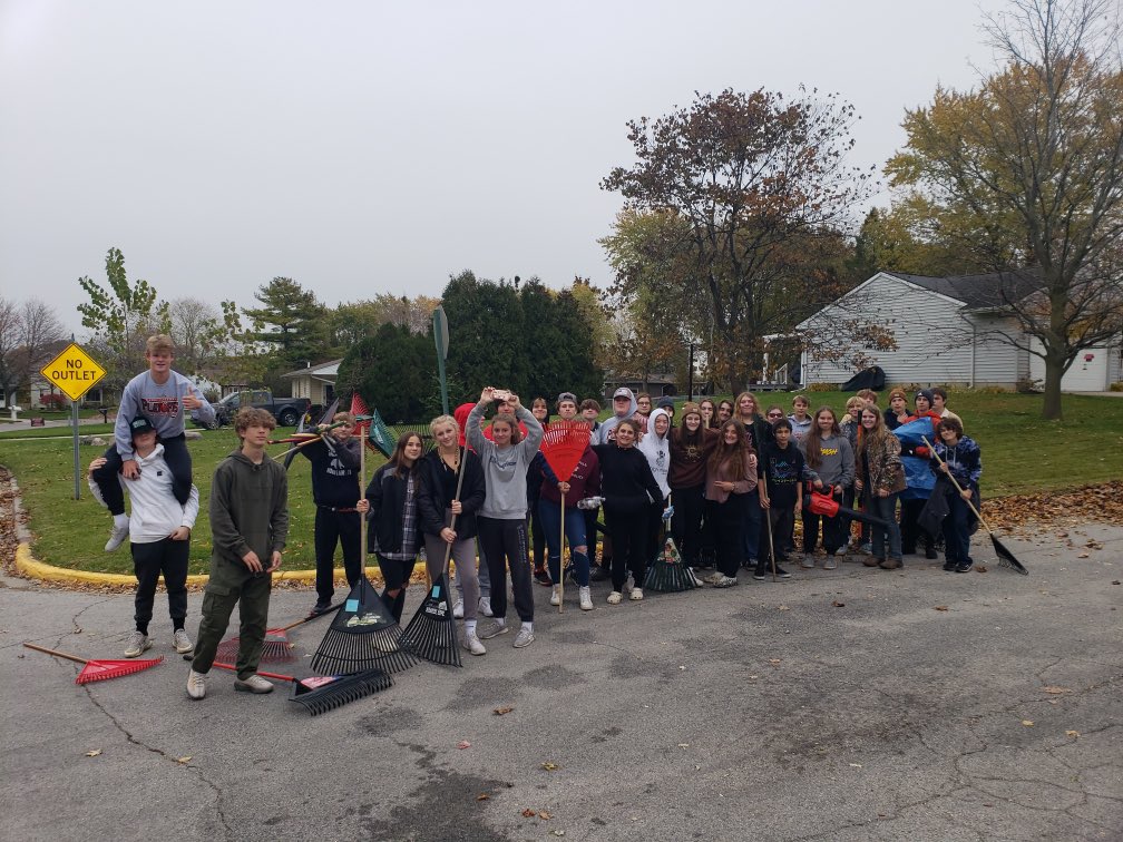 BIG group out in the community. Thank you CHS Students. #CommunitySerice