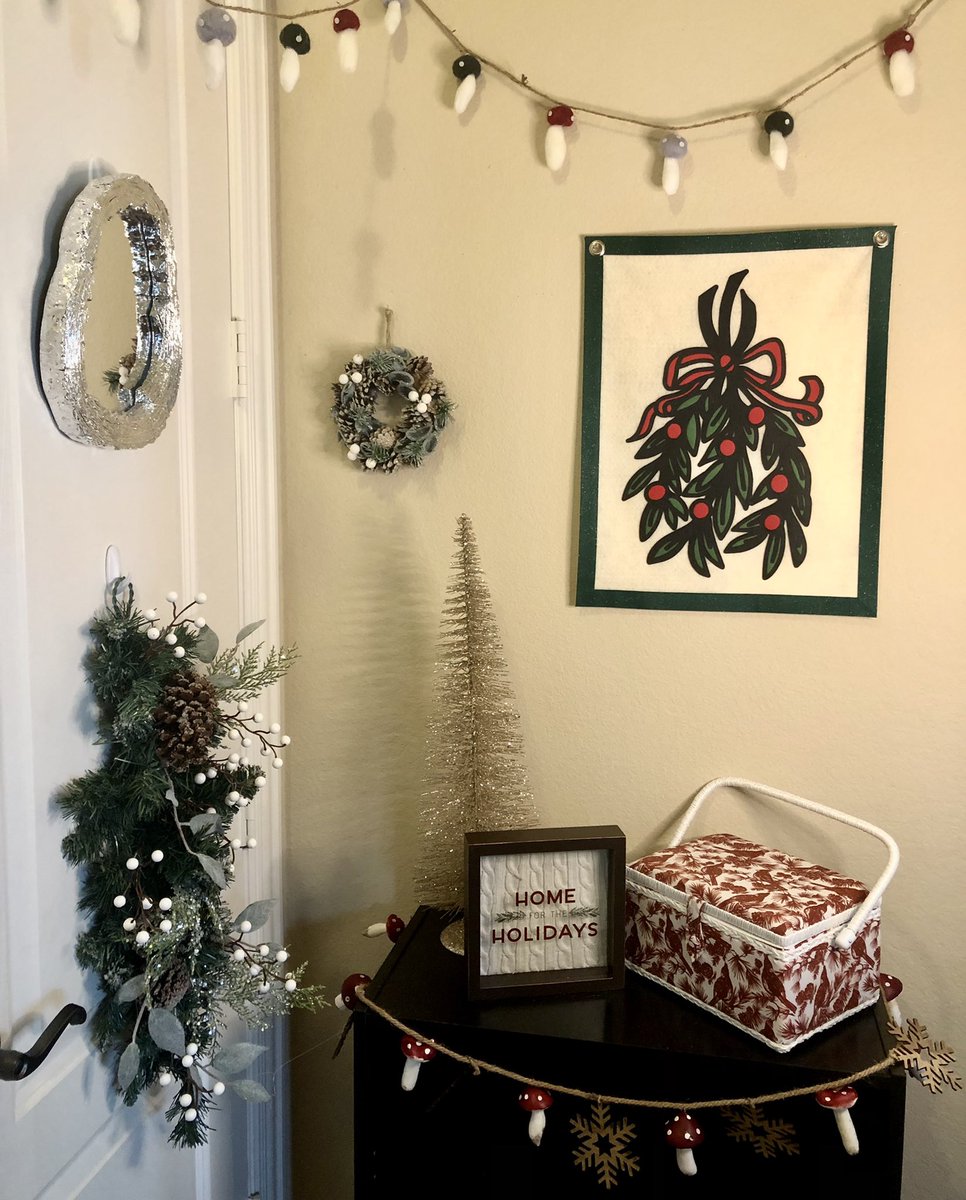 Shannonmf57's tweet photo. Launching tomorrow (11/10)!! Holiday banners! The holiday ordering deadline for my shop is December 8th! #holiday  #Christmas2021 #homedecor https://t.co/RifFhEb57A https://t.co/mYvhD6dXVm