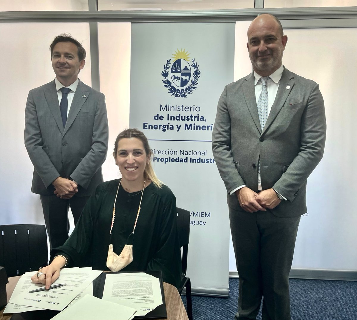 UEenUruguay's tweet photo. Cooperamos en #propiedad_intelectual. @UEenUruguay presente en la firma del Memorando de Entendimiento sobre cooperación bilateral entre la Oficina de Propiedad Intelectual de la Unión Europea @EU_IPO y la Direccion Nacional de la Propiedad Intelectual (DNPI) @MIEM_Uruguay https://t.co/FDvszwRtTx