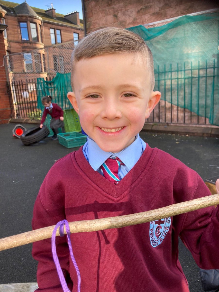 StCharlesGla's tweet photo. Last week Primary 1 learned how to tie #ReefKnots and this week they learned how to tie a #CloveHitch. We can’t wait to let them loose with the #DenBuilding kits. It’s great to see the children developing new skills from our #OutdoorLearningFramework. #AttachingAndCuttingSkills https://t.co/QjuHPdcbuM