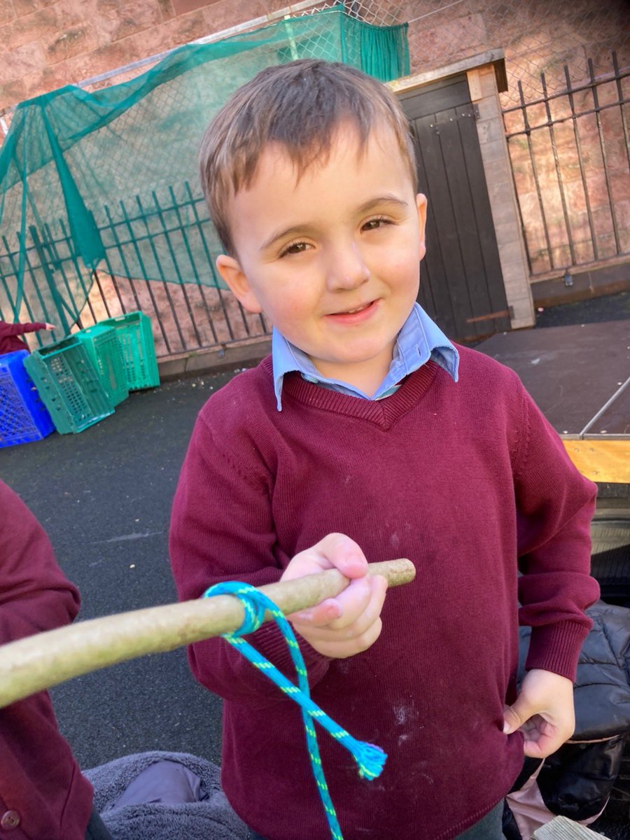 StCharlesGla's tweet photo. Last week Primary 1 learned how to tie #ReefKnots and this week they learned how to tie a #CloveHitch. We can’t wait to let them loose with the #DenBuilding kits. It’s great to see the children developing new skills from our #OutdoorLearningFramework. #AttachingAndCuttingSkills https://t.co/QjuHPdcbuM
