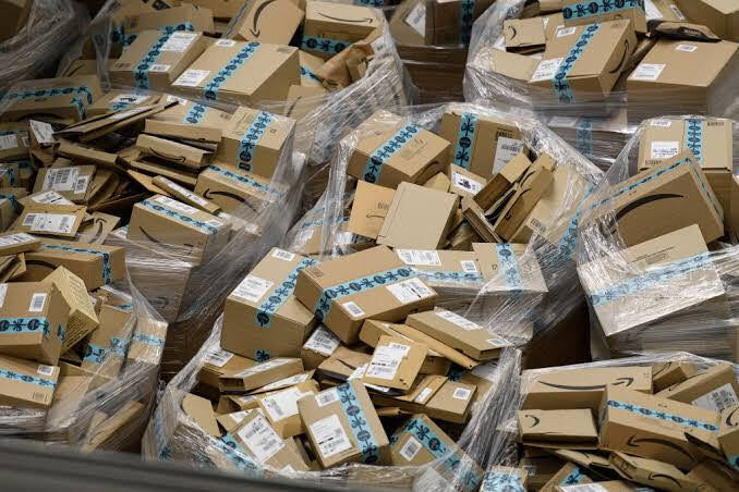 Recyclingbincom's tweet photo. Do you know where your Amazon packaging ends up 📦 
In 2019, Amazon generated 211 million kilos of plastic waste from its packaging, with most of it ending up in landfill sites.

Not ALL packaging has to end up in landfill, there are options to recycle
 #saynotoplastic https://t.co/Qm4bHlYVej