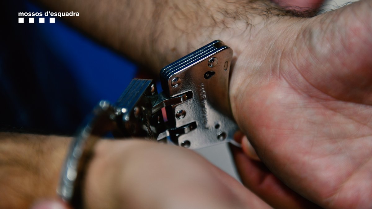 Un noi amb patinet elèctric intenta fer una estrebada de la bossa de mà a una dona a l'Eixample (BCN) i quan el volem detenir fuig i llança el patinet contra un mosso. L'acabem detenint, tenia 20 antecedents