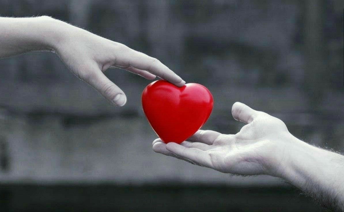 Отдать сердце. Сердце в руках. Возьми моё сердце. Сердце в ладонях. Ладошка с сердечком.