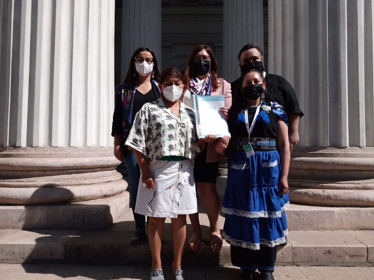 Hoy tuvimos el honor de ser recibidos en la <a href="/convencioncl/">Chile Convención</a> por <a href="/ElisaLoncon/">Elisa Loncon Antileo</a>. Hicimos entrega de un informe elaborado por lingüistas chilenas/os sobre políticas lingüísticas de diversos países.