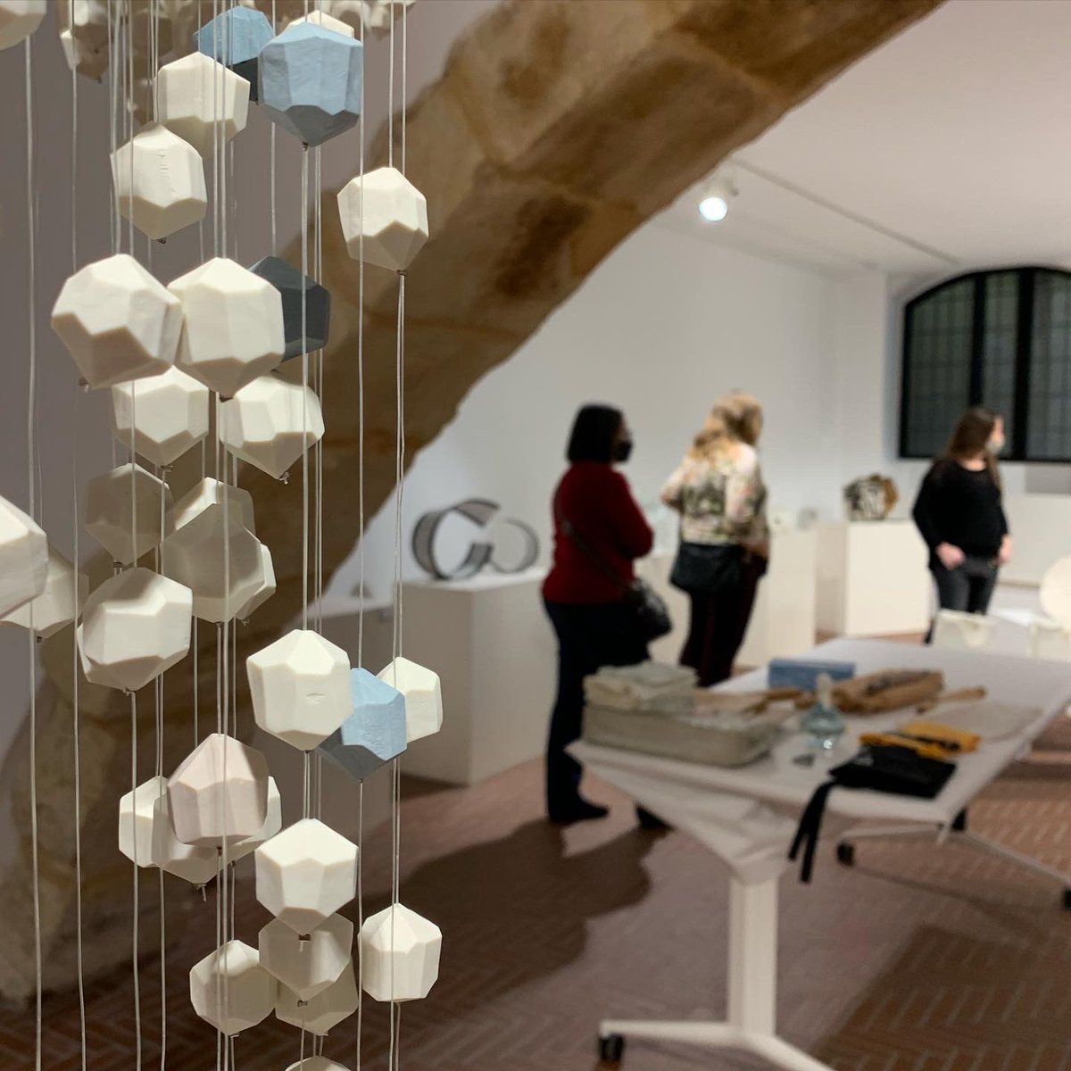 CulturaVendrell's tweet photo. Per què ens agrada una obra d’art? Què ens emociona de les peces de ceràmica? De tot i més, n’hem parlat amb l’artista Carolina Palau a l’exposició de la Biennal de Ceràmica ☺️
#ElVendrell #EstimemLaCultura #SalaPortaldelPardo #Ceràmica https://t.co/0PfSMdCy5w