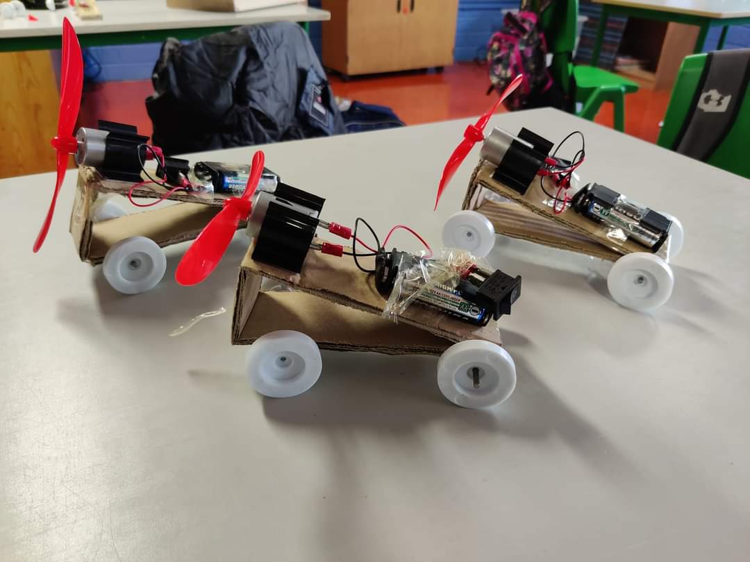 5th and 6th class made 'Fan Powered Cars' as part of Science Week! 🚗 Thanks to @lifetimelabcork and @CorkScience for the kits! @esbscienceblast @MTUScience4Life @scienceirel @ScienceWeek @PDSTPrimarySTEM #ScienceWeek2021