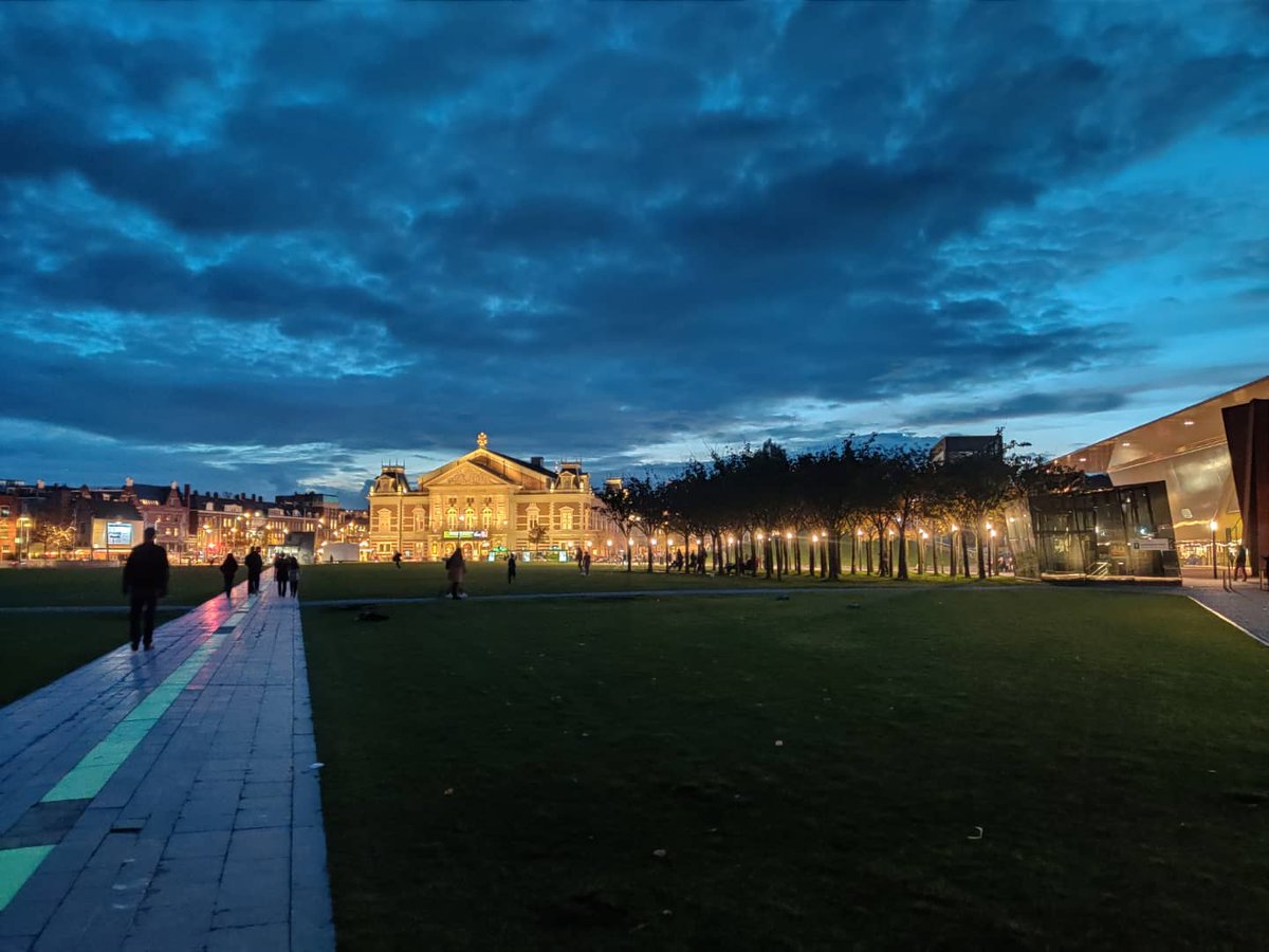 Onderweg #museumplein #Amsterdam #eveningsky #GoldenHour #Stedelijkmuseum #concertgebouw #blue #photo #foto #avondlicht #herfst #Autumn
