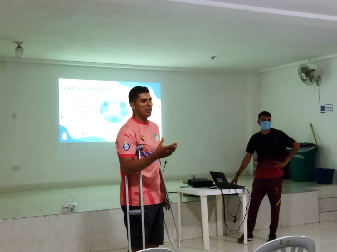 guevaramario8's tweet photo. #AJOLIS | ¡No paramos!
En la noche de ayer realizamos reunión con la categoría preinfantil en el marco del programa "El Deporte como Instrumento de Paz" de la organización @ajolisorg, evaluando el segundo semestre del año y proyectando el cierre del 2021.
#MarioGuevara https://t.co/LanPwKA3dl