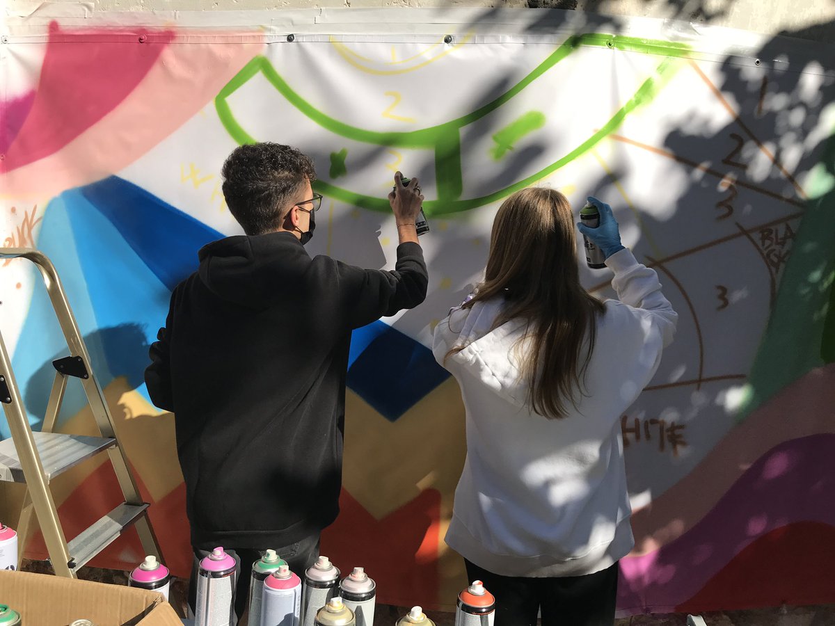 EscolaTarres's tweet photo. 🎨 El grup d’#Art de #4tESO hem dibuixat aquest grafiti juntament amb els companys de l’Escola @FEDACCastellar, dins el projecte #MésArtALesEscoles.

#EducacióSecundària #VisualiPlàstica https://t.co/eNaIxMSsk2