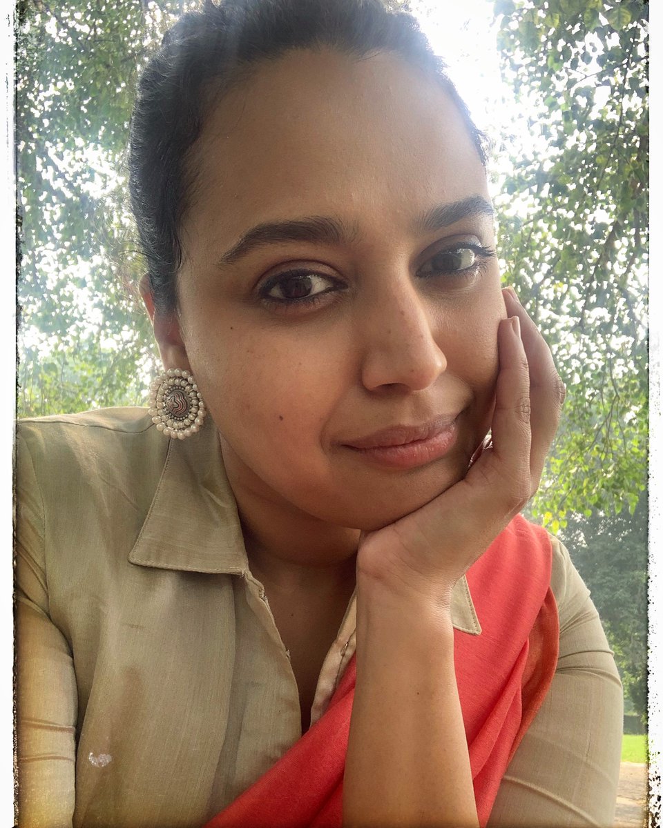 ReallySwara's tweet photo. A sari, a park, a walk, a book.. ‘at peace’ must feel like this 💛✨
#smalljoys #gratitude #feelingwise :) https://t.co/QREYOLYnyO
