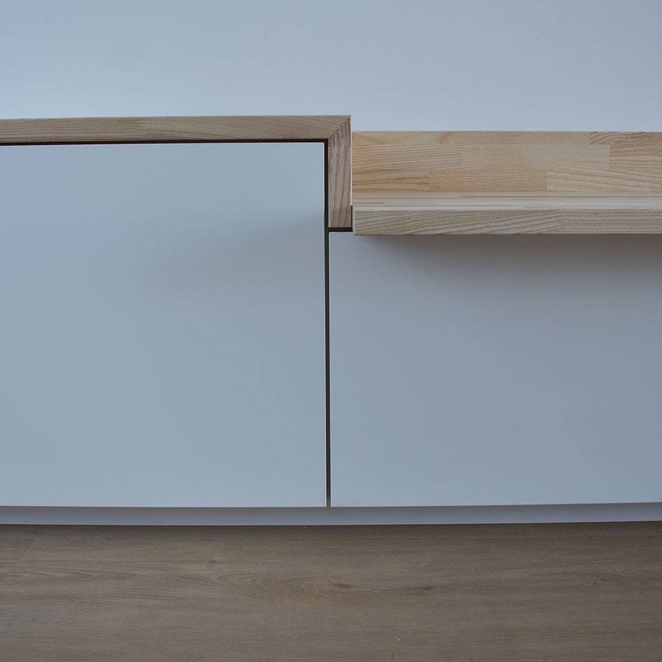 RobbrechtMeubel's tweet photo. Dit 4,5 meter lange #dressoir met #bank hebben wij in #Amsterdam geplaatst. In het #meubel is veel #elektra verwerkt, zodat snoeren uit het zicht blijven. De vakken zijn te openen door een combinatie van kleppen, laden en deuren. #meubelmaker #maatwerkmeubels #maatwerkinterieur https://t.co/04jLORpY7L