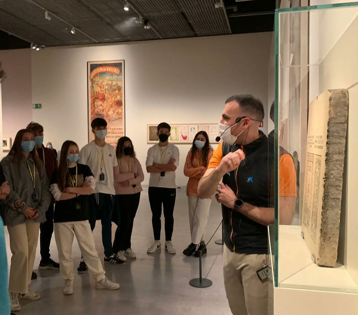Salesianas_SV's tweet photo. Los alumnos de bachillerato han visitado hoy la exposición "Carteles para la vida moderna" en Caixaforum
#MaríaAuxilidora
#SalesianasSanVicente
#todossomosMornese
#BachillerSalesianas
#proyectojobs https://t.co/df3DAVxNve