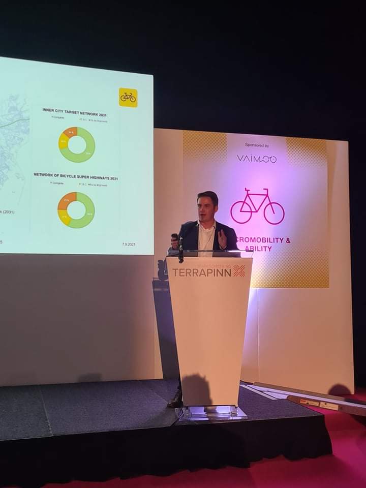 OKaupinmaki's tweet photo. Today I had the pleasure of infiltrating a heavily EV oriented #MOVE2021 seminar by participating in a panel led by @JillWarrenECF with @jantoreendresen on the best ways to promote #cycling - bringing the human approach to ITS. We need to do this more! Photo by @jensmandrup https://t.co/QTDusXZekW